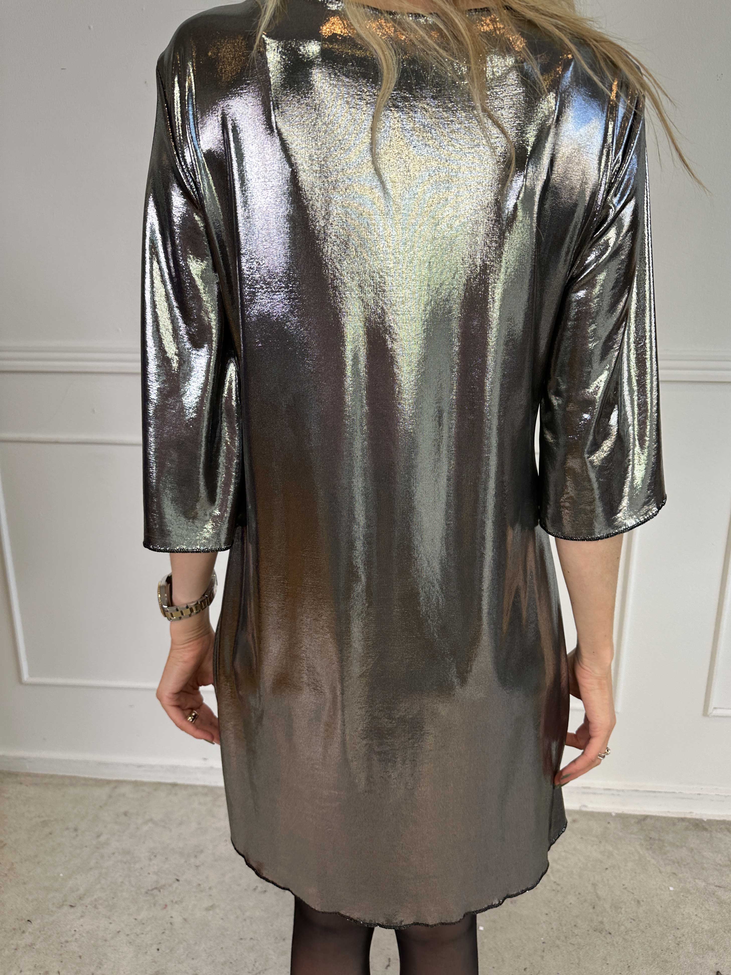 Roxy - Klänning i glansigt material med elegant knutdetalj